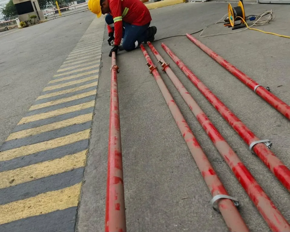 Tuberías CI rojas en piso de obra